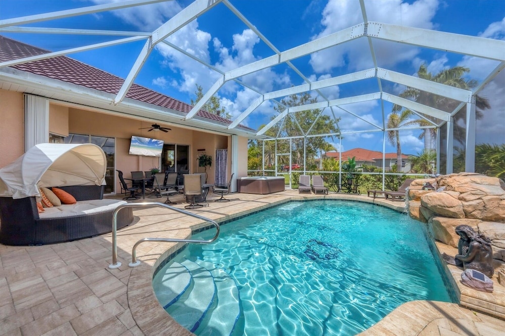 South Gulf Cove Private Vacation Home With Pool And Hot Tub - Only 15 Minutes To Swfl Beaches! 4 Bedroom Home
