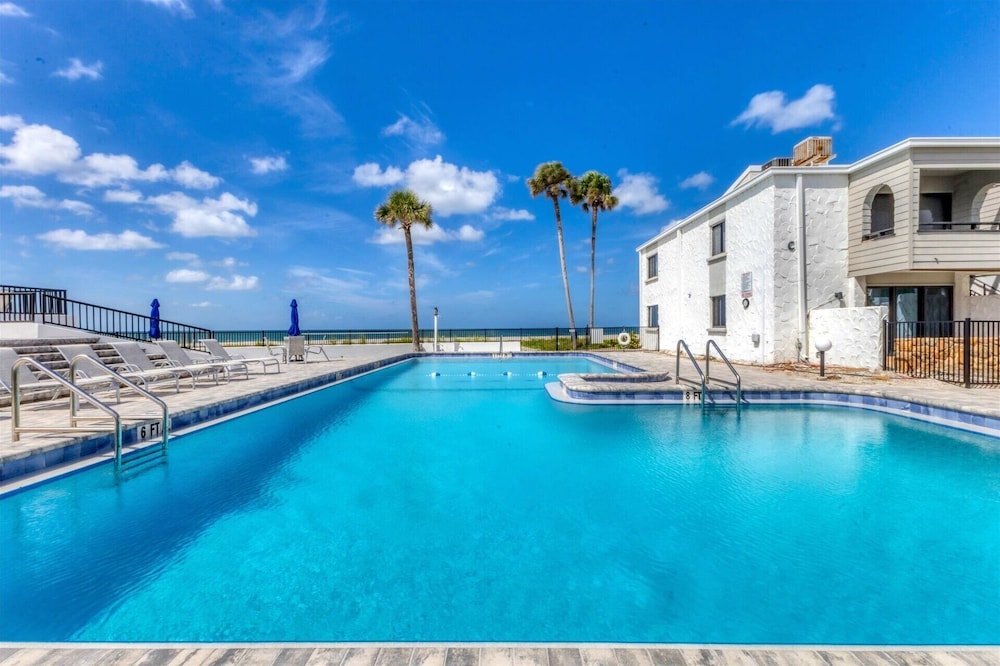 1555 Tarpon Center dr