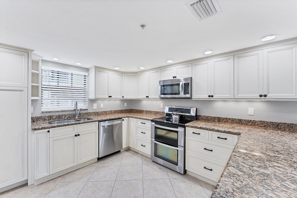 Spacious Beachfront 3br Manasota Key Condo 3 Bedroom Condo