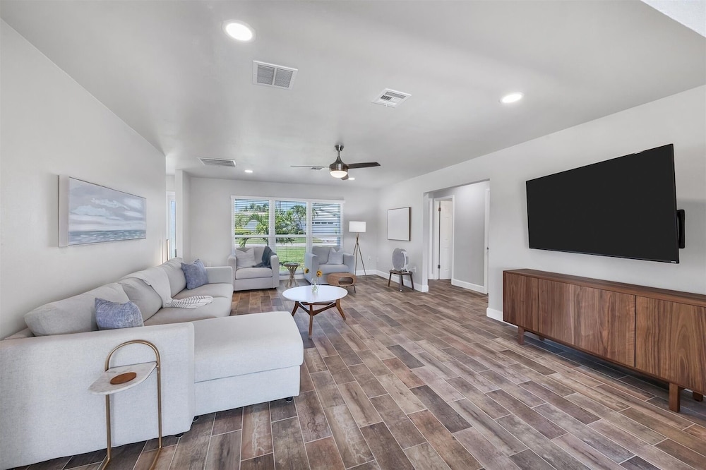 Punta Gorda Isles 2-Bedroom Private Pool Home on Canal with Dock 2 Home