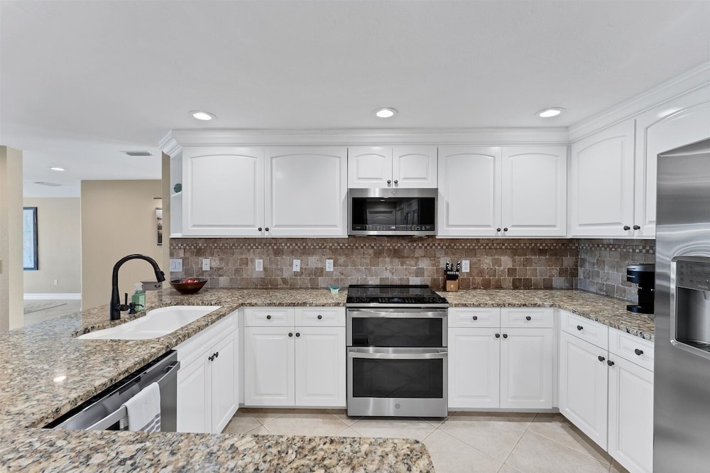 Punta Gorda Isles 4-Bedroom Private Pool+Spa Home on Canal 4 Home