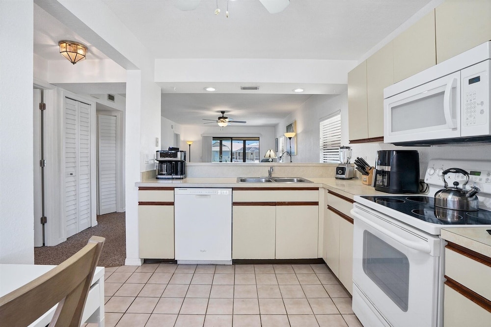 Punta Gorda 2-Bedroom Canalfront Condo with Dock and Pool 2 Condo