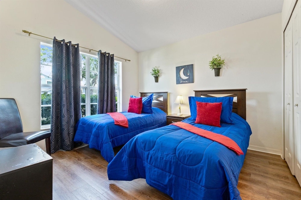 4 Bedroom Private Pool+Spa Home 8 Miles to Disney 4 Home