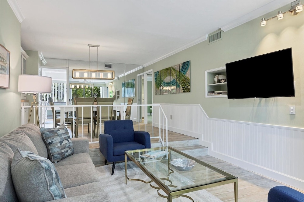 Venice Beach 2 Bedroom Condo with Beach Access+Community Pool 2 Condo
