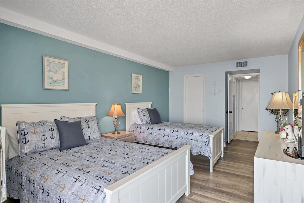 Anchorage Resort 8th Floor Condo In Siesta Key With Resort Amenities And Private Beach Access! 2 Bedroom Condo