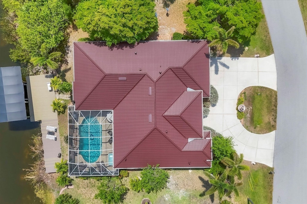South Gulf Cove Private Vacation Home With Pool And Hot Tub - Only 15 Minutes To Swfl Beaches! 4 Bedroom Home