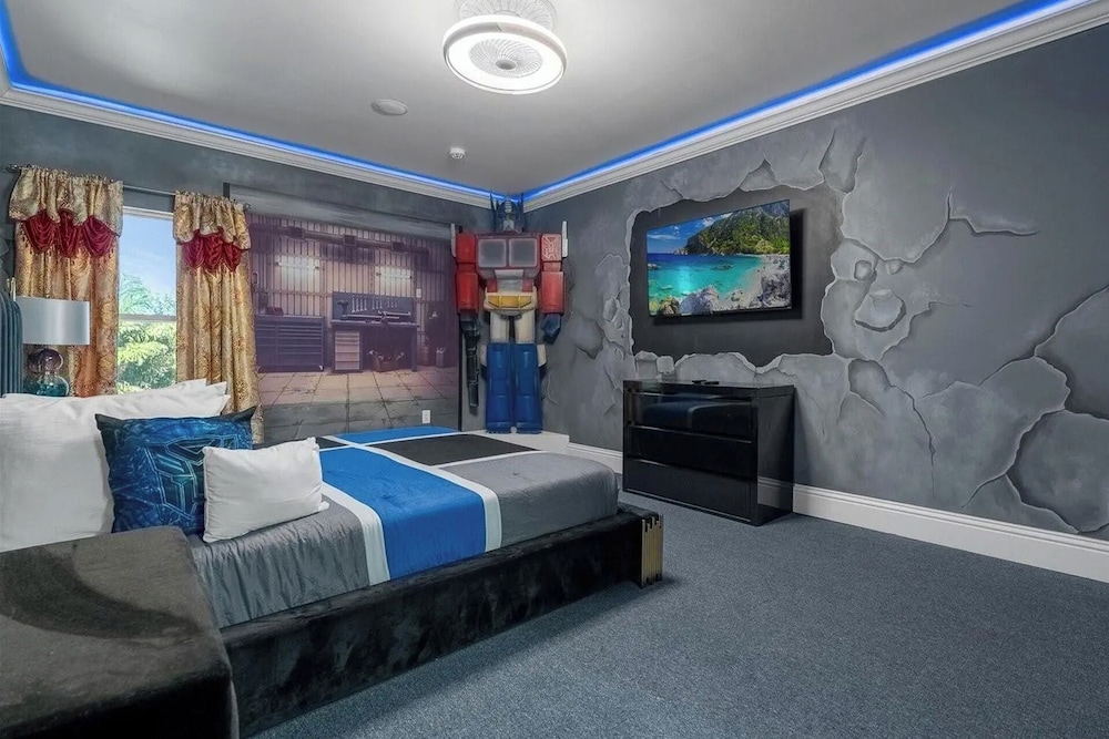 Luxury Mansion w Pool Sleeps 60