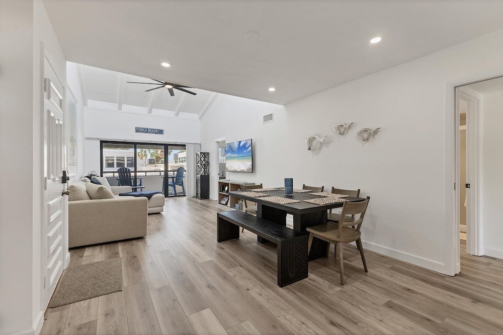 1555 Tarpon Center dr
