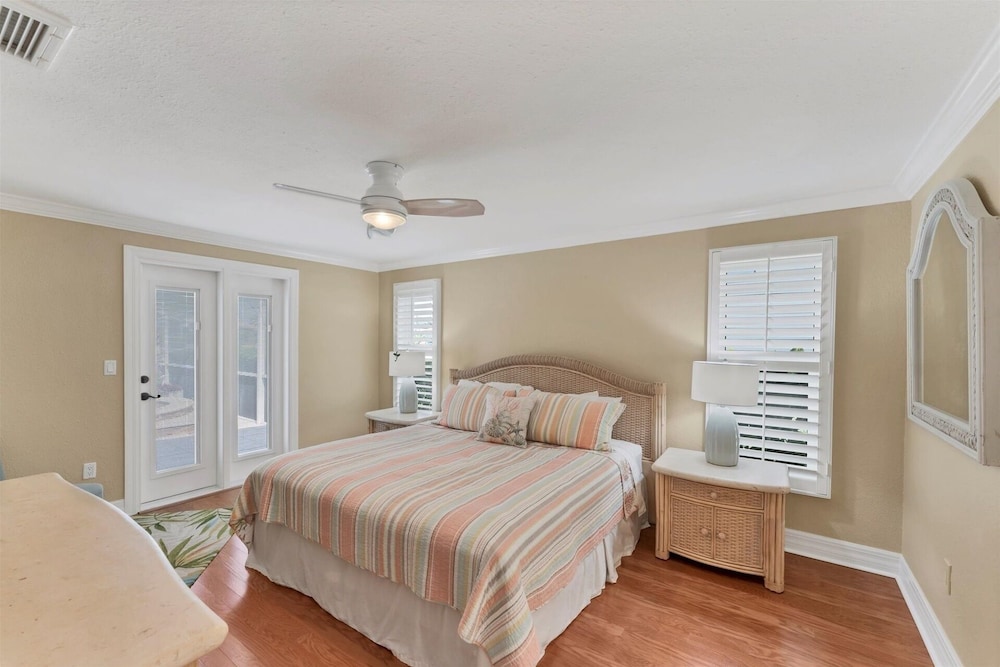 Punta Gorda Isles 4-Bedroom Private Pool+Spa Home on Canal 4 Home