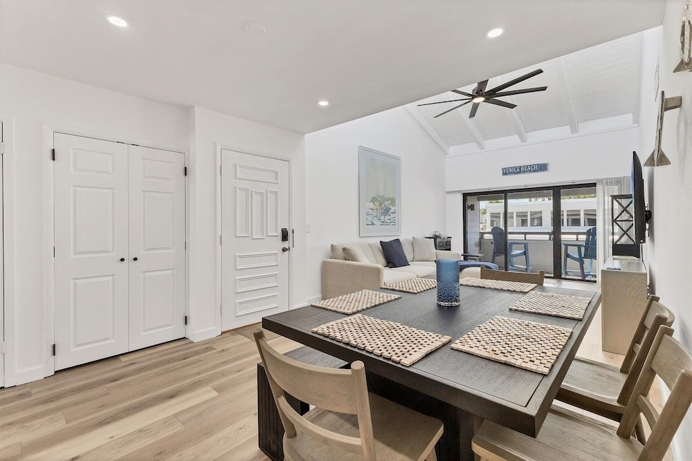 Venice Beach Two Bedroom Private Condo with Community Pool, Gulf Beach Access and Water Views! 2 Condo
