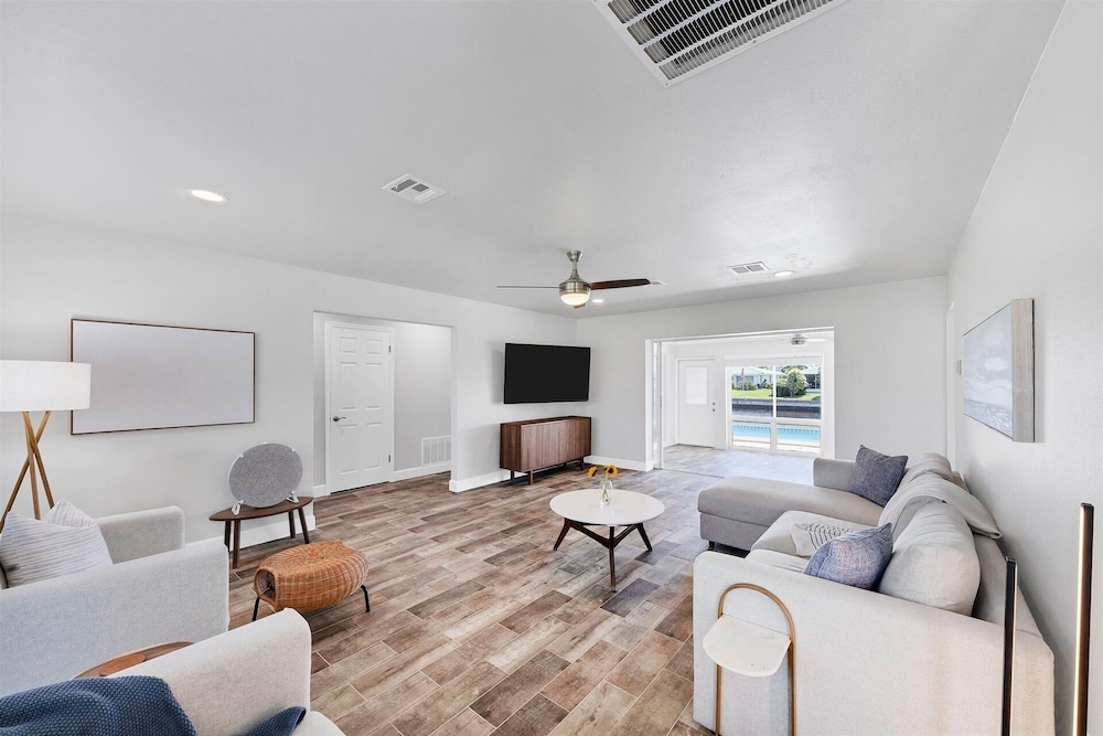 Punta Gorda Isles 2-Bedroom Private Pool Home on Canal with Dock 2 Home