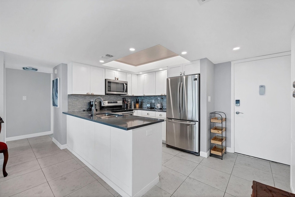 Anchorage Resort 8th Floor Condo In Siesta Key With Private Beach Access, Pool, Boat Dock! 2 Bedroom Condo