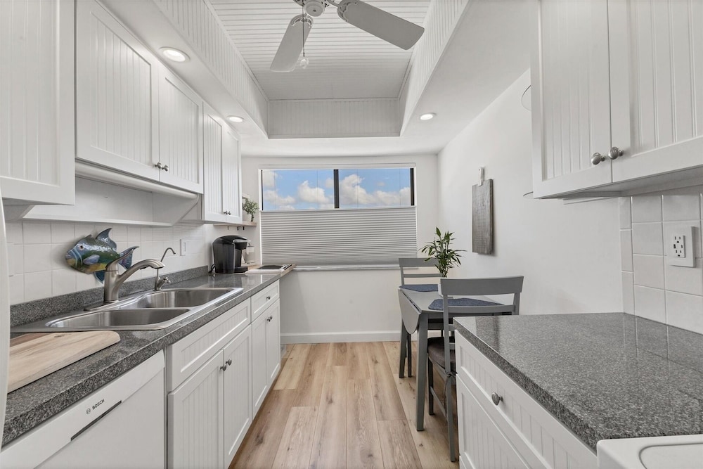 Venice Beach Two Bedroom Private Condo with Community Pool, Gulf Beach Access and Water Views! 2 Condo