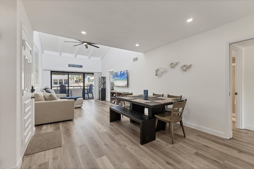 Venice Beach Two Bedroom Private Condo with Community Pool, Gulf Beach Access and Water Views! 2 Condo