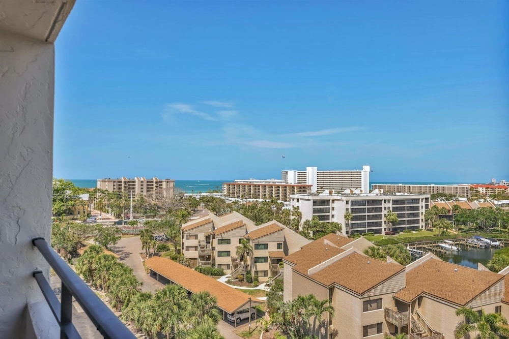 Anchorage Resort 8th Floor Condo In Siesta Key With Resort Amenities And Private Beach Access! 2 Bedroom Condo