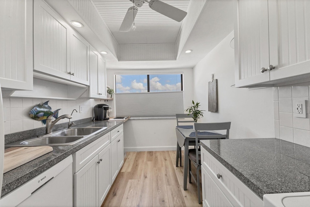 1555 Tarpon Center dr