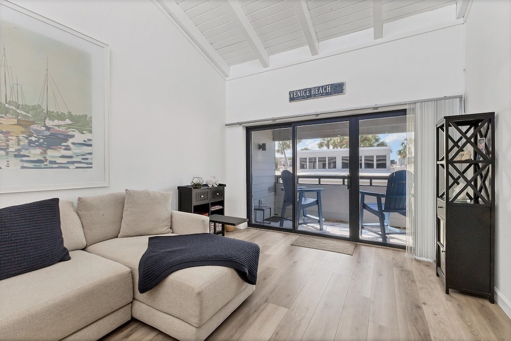 Venice Beach Two Bedroom Private Condo with Community Pool, Gulf Beach Access and Water Views! 2 Condo