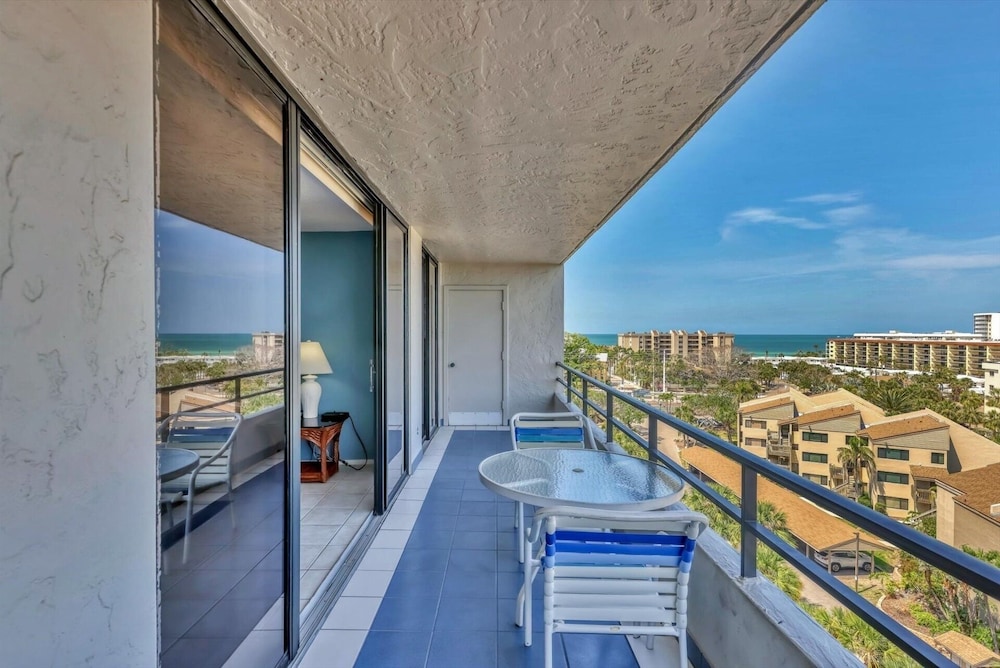 Anchorage Resort 8th Floor Condo In Siesta Key With Resort Amenities And Private Beach Access! 2 Bedroom Condo