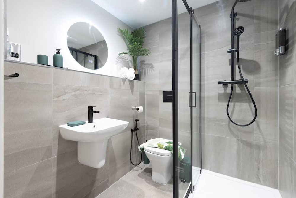 Modern City Apartment - Sleeps 4 & Walk to Arena
