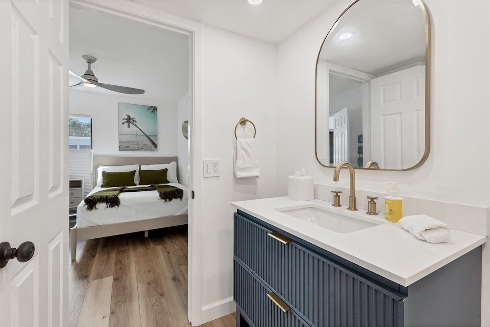Venice Beach Two Bedroom Private Condo with Community Pool, Gulf Beach Access and Water Views! 2 Condo
