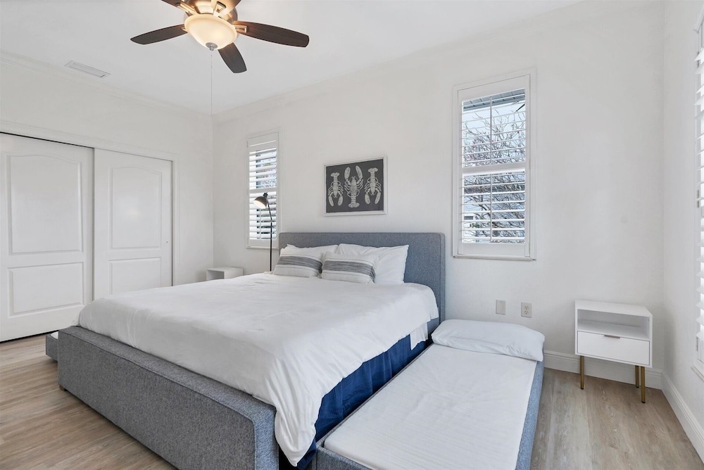 Sandpiper Sanctuary -waterfront Luxury With Private Pool, Spa & Dock 3 Bedroom Home