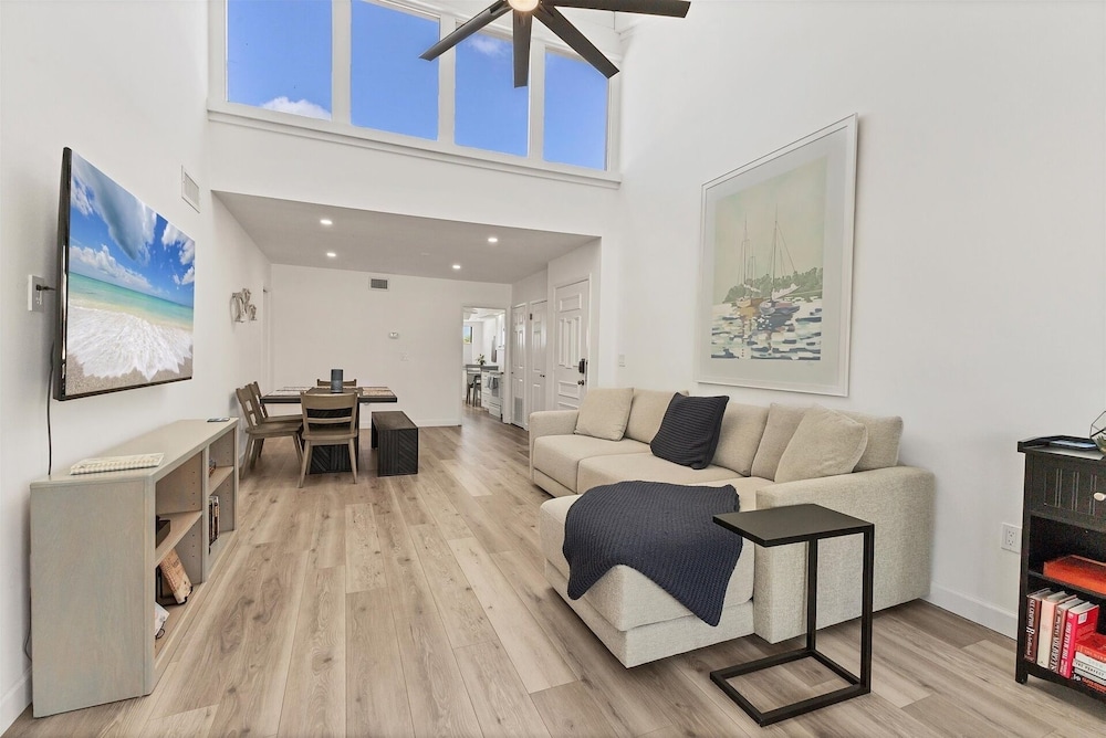 Venice Beach Two Bedroom Private Condo with Community Pool, Gulf Beach Access and Water Views! 2 Condo