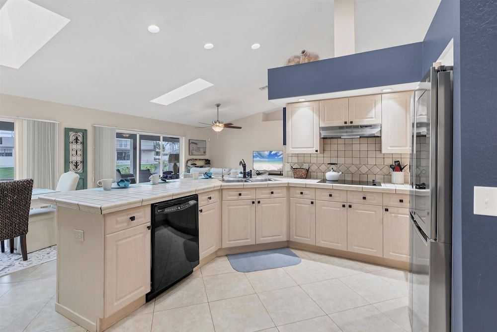 Cape Coral 3-Bedroom Canalfront Pool Vacation Home with Dock 3 Home