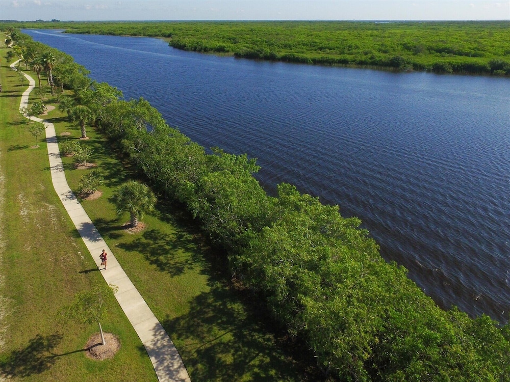 South Gulf Cove 3 Bedroom Pool + Spa on Canal Private Home 3 Home