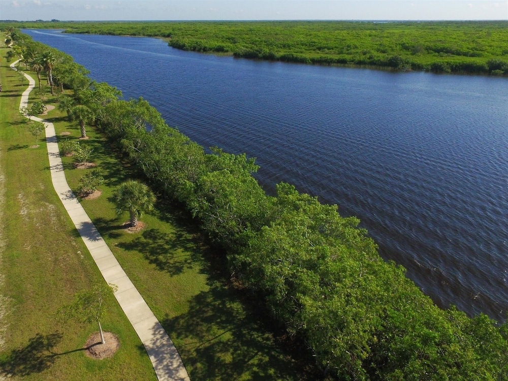 South Gulf Cove Private Vacation Home With Pool And Hot Tub - Only 15 Minutes To Swfl Beaches! 4 Bedroom Home