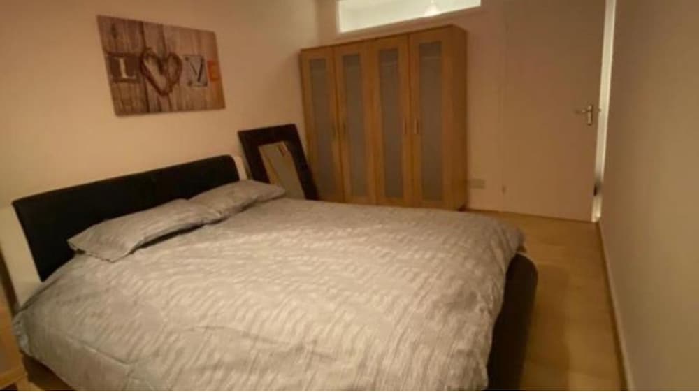 Room in Apartment - Normanton - Budget Double Room view 3