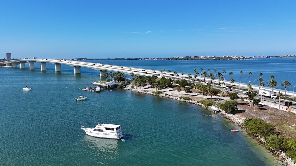 Anchorage Resort 9th Floor 2-Bedroom Condo with Balcony- Gulf View! Pool/Beach 2 Condo