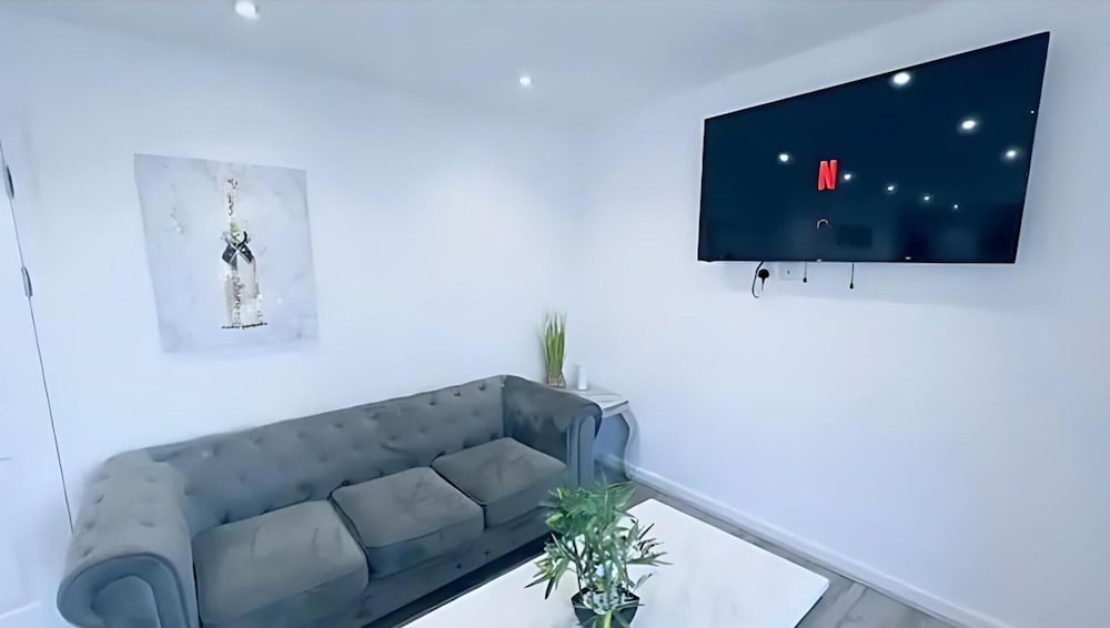 Charming 2-bed Apartment in Liverpool photo 4