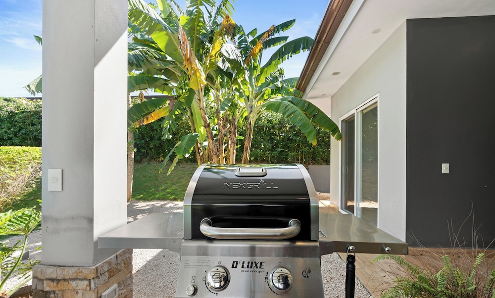 Luxurious Home with Bright, Modern Design and Private Infinity Pool in High-End Community