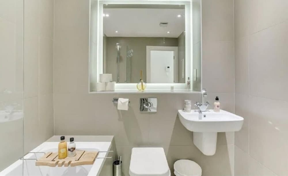 Modern, Central East London City Apartment
