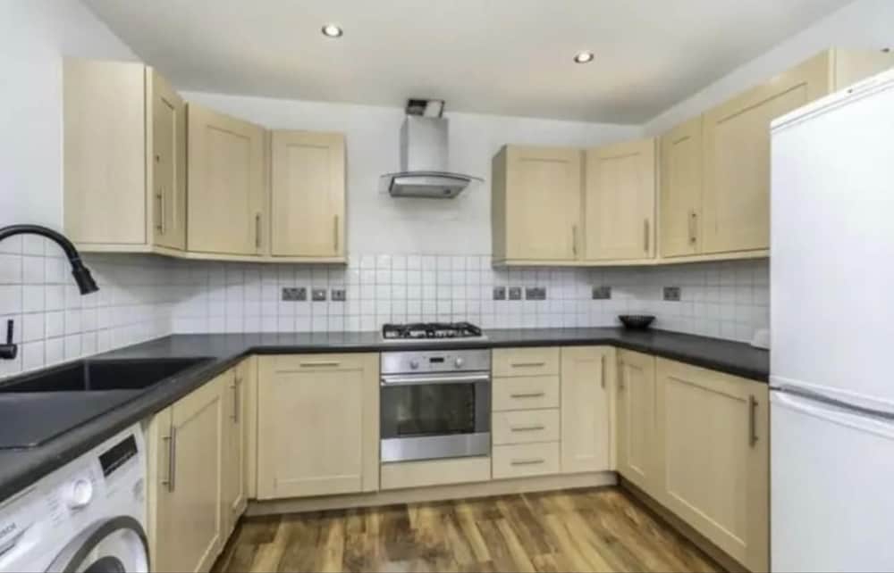 Cosy Feltham Apartment With 2 Bedrooms view 4
