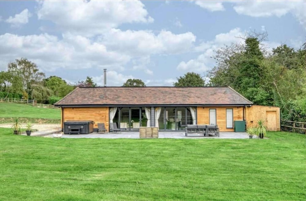 Cedar Barn Getaway, 3 Bed, Sleeps 6, Parking