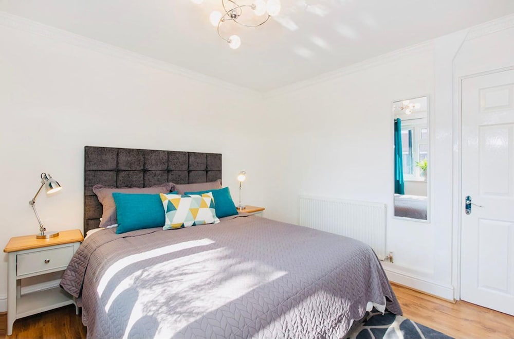 Beautiful 1-bed Apartment in York Near Gym view 3