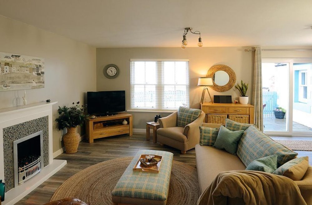 Findochty Beach House - Private Garden-beachfront