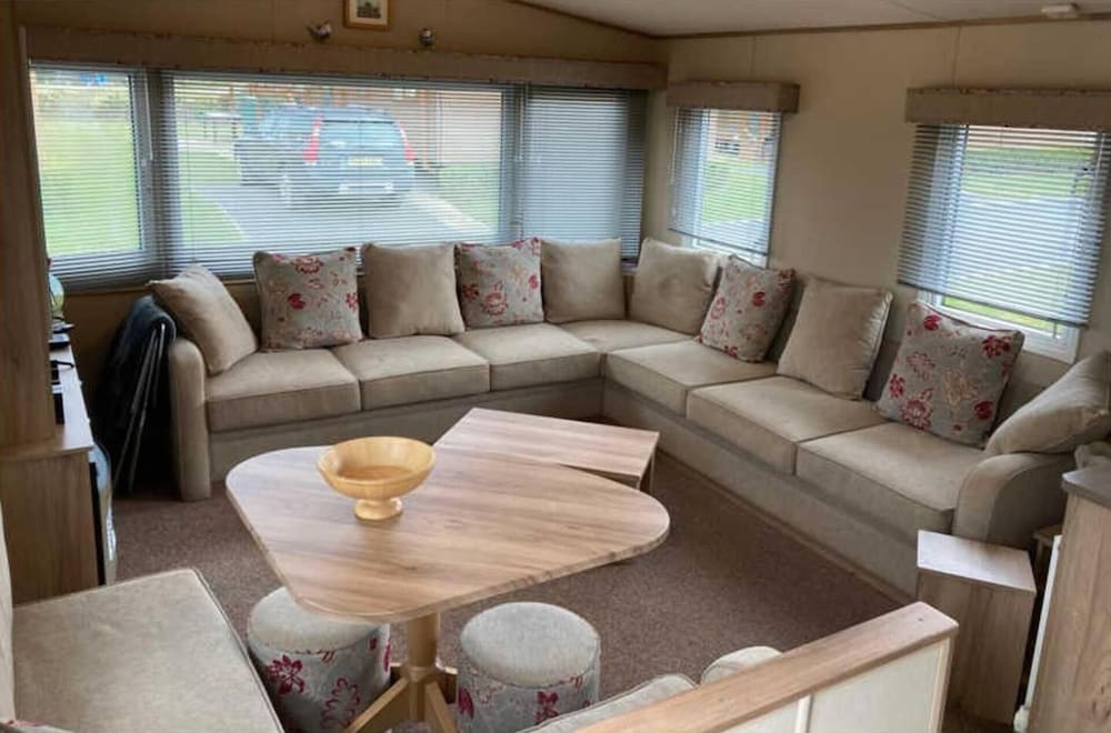 Luxury 2 Bedroom Holiday Home on Beachside Park view 5
