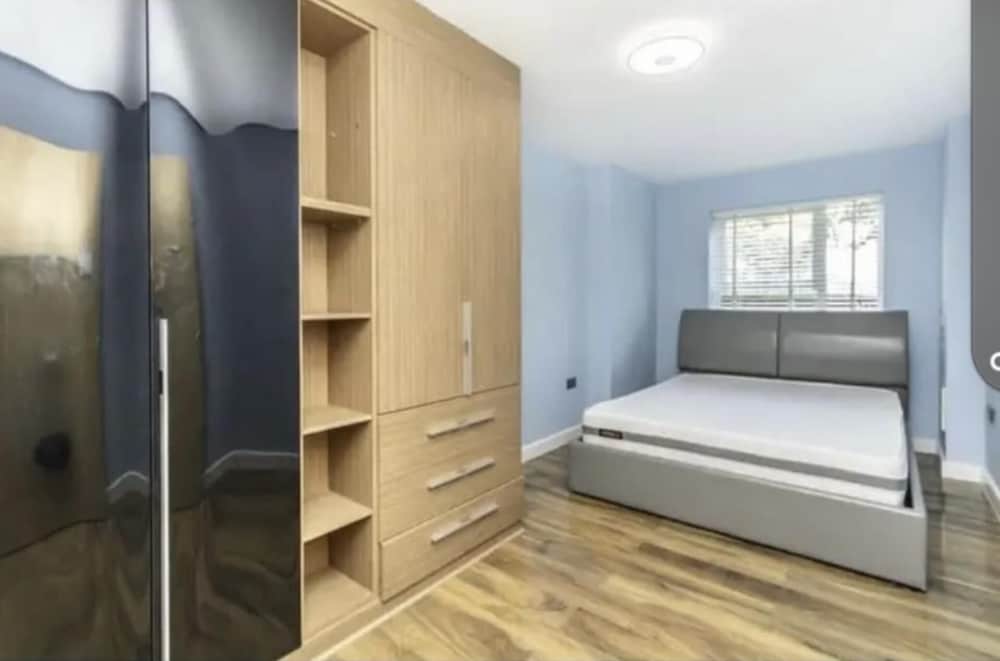 Cosy Feltham Apartment With 2 Bedrooms view 3