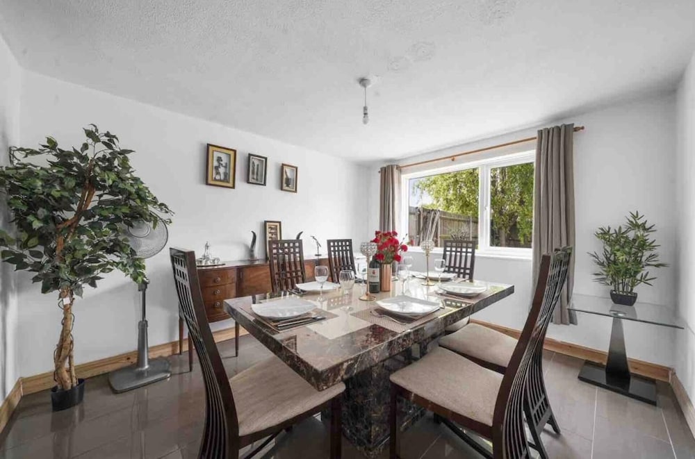 Tranquil Aylesford Retreat With 5 Bedrooms
