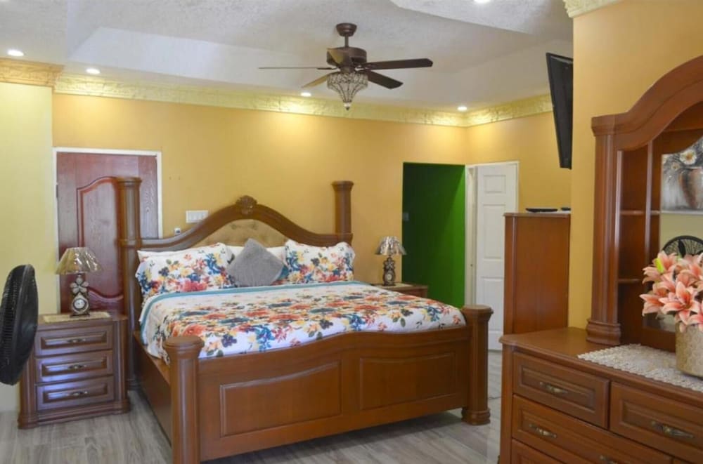 Immaculate 2-bed House in Greater Portmore view 4