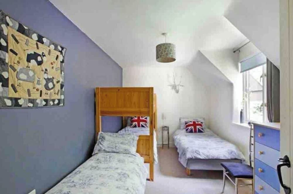 5-bed Home - Sleeps 12, Pool, Garden & Play Area