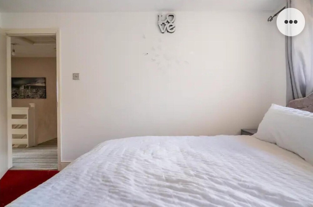 4bed Castle in Medway Free Sports Channel Parking view 3