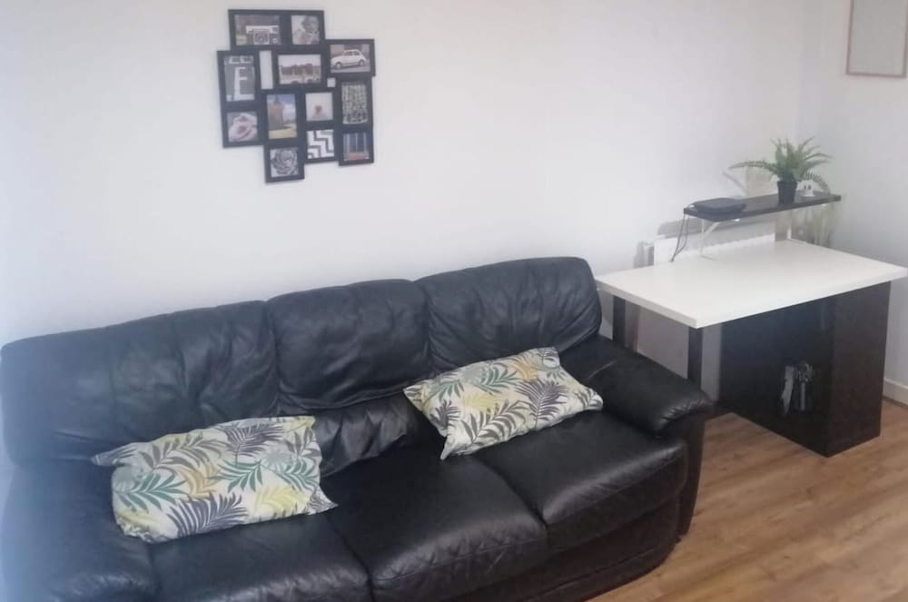 1 Bed Apartment Sleeps 2 With Wi-fi & Tv