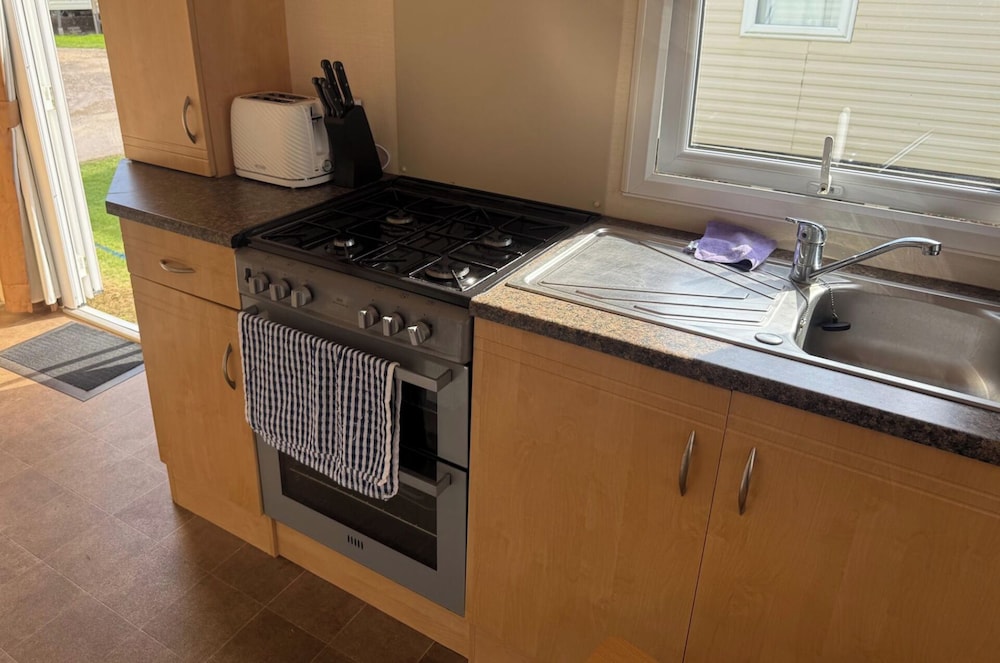 2 Bedroom Chalet Sleeps 6 -free Parking -Tv -wifi