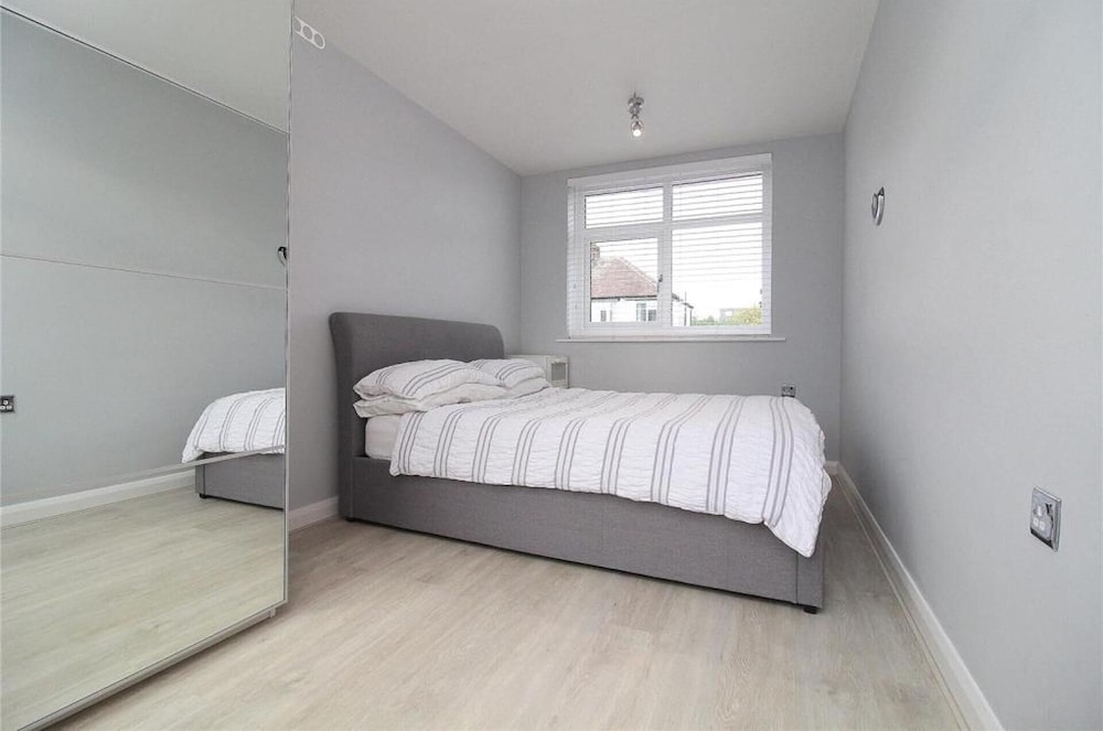 Impeccable 4-bed House in Liverpool view 4
