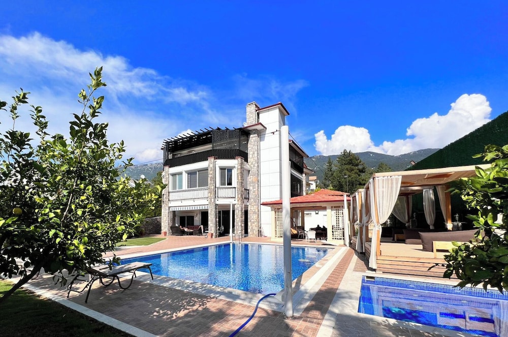 Luxury 7-bed Villa With Pool and Jacuzzi, Fethiye