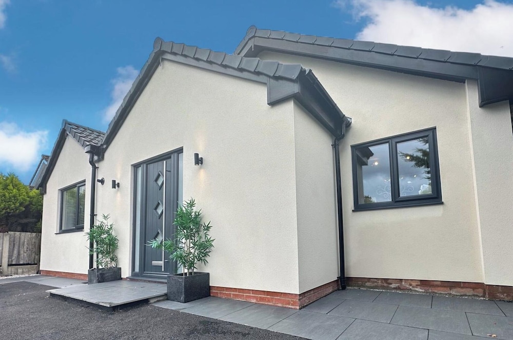 4 Bedroom House, Sleeps 8- Hot Tub, Pets, Parking