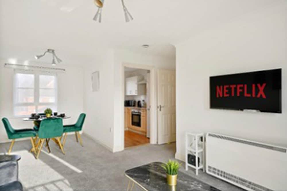 Stylish 2 bed Apt - Free Parking